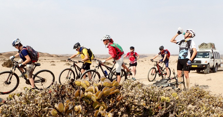 Bike-Gruppe macht Pause in der Wüste, Namibia