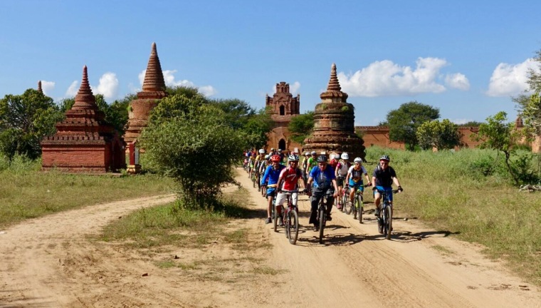 Bike-Gruppe fährt durch die Pagoden von Bagan.